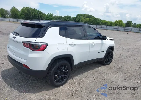 2024 Jeep Compass Latitude 4X4 z USA, uszkodzony, nr VIN 3C4NJDBN1RT600402